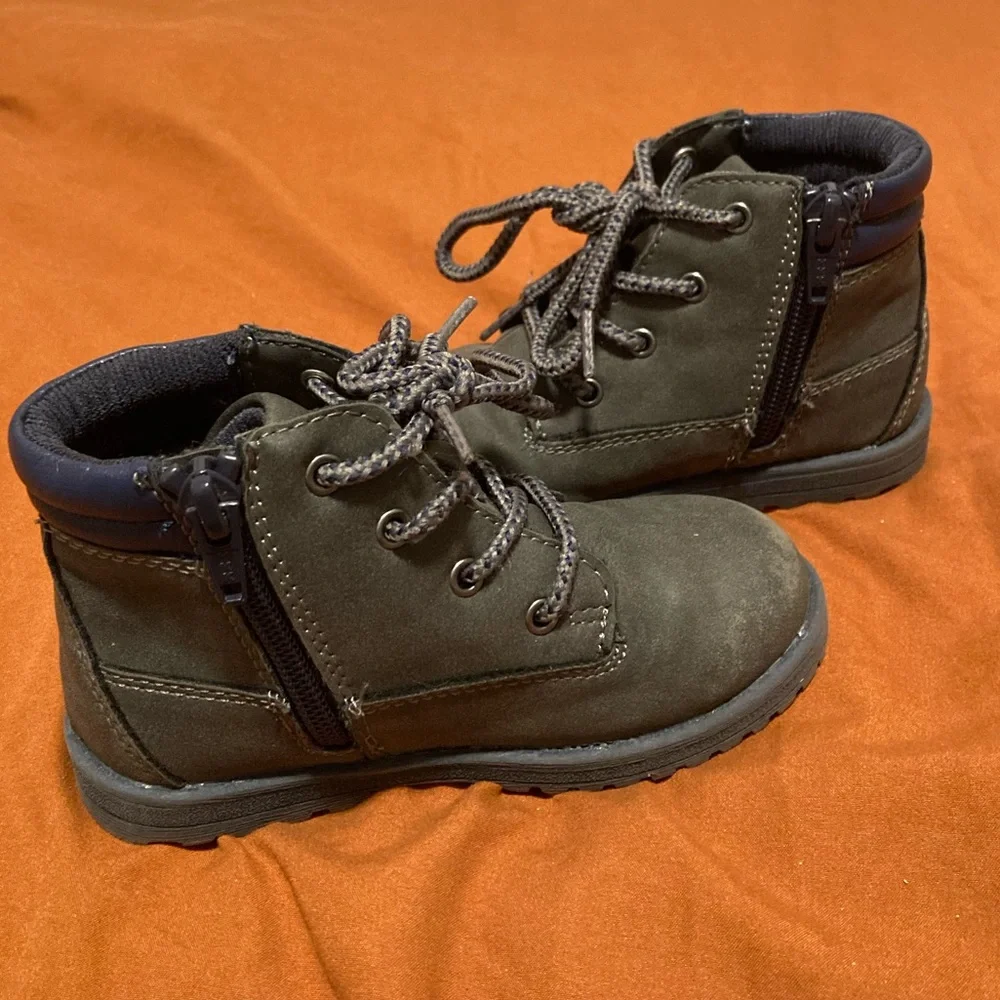 Toddler boys dark blue boots with zipper on the side size 8